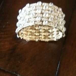 Pretty bling bracelet,does stretch,gold inside.